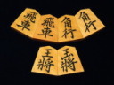 勝月作菱湖御蔵島黄楊銀目彫埋将棋駒　新品/桐製平箱付(KS1277)